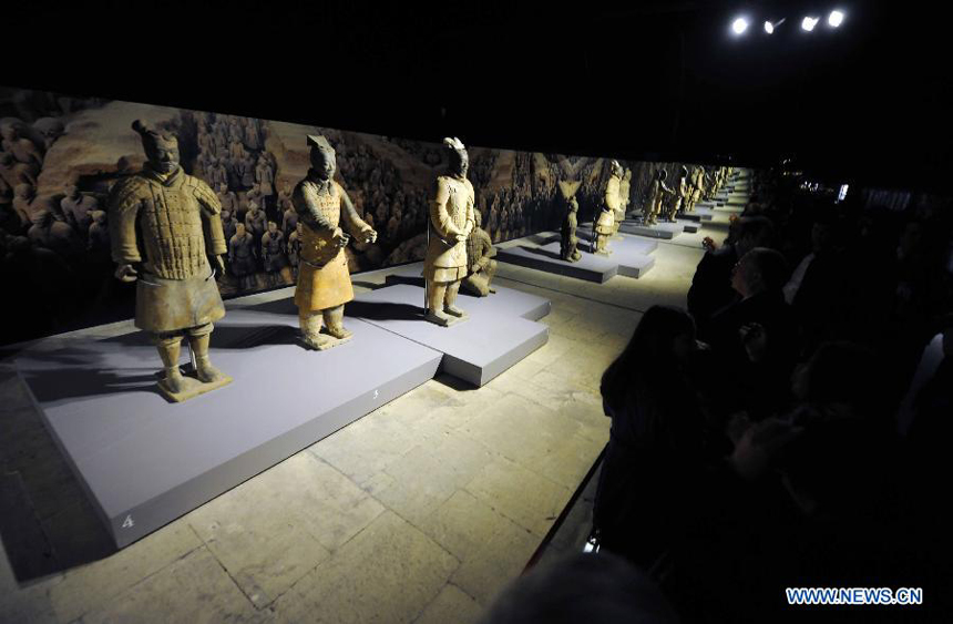 Visitors watch the treasures at the &apos;Treasures of Ancient China&apos; Exhibition held at Topkapi Palace Museum in Istanbul of Turkey, on Nov. 20, 2012. The Exhibition kicked off here on Tuesday.