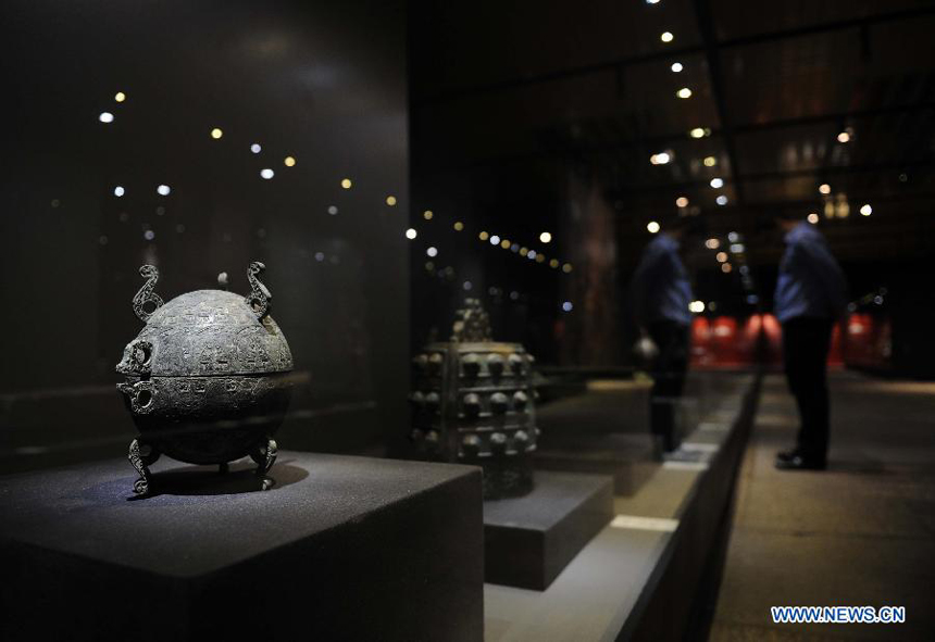 Visitors watch the treasures at the &apos;Treasures of Ancient China&apos; Exhibition held at Topkapi Palace Museum in Istanbul of Turkey, on Nov. 20, 2012. The Exhibition kicked off here on Tuesday. 