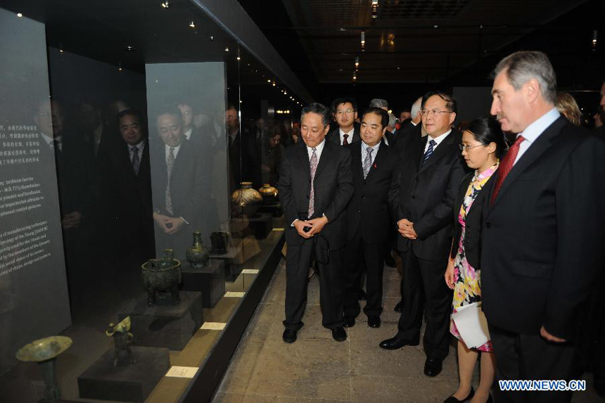 Chinese Vice Culture Minister Li Xiaojie (C, front) and Turkish Culture and Tourism Minister Ertugrul Gunay (R, front) watch the treasures at the &apos;Treasures of Ancient China&apos; Exhibition held at Topkapi Palace Museum in Istanbul of Turkey, on Nov. 20, 2012. The Exhibition kicked off here on Tuesday. 