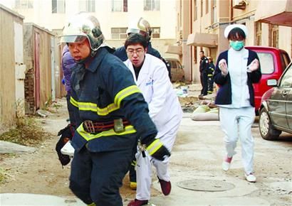 Wu is rushed to a hospital after burning himself on Nov 23. [Photo/ jxnews.com.cn]