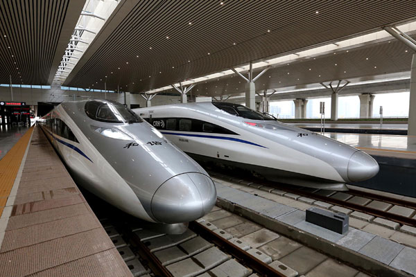 Trains wait to leave for Beijing at Zhengzhou East Railway Station in Zhengzhou City, capital of central China's Henan Province, Nov 25, 2012. [Photo/Xinhua]