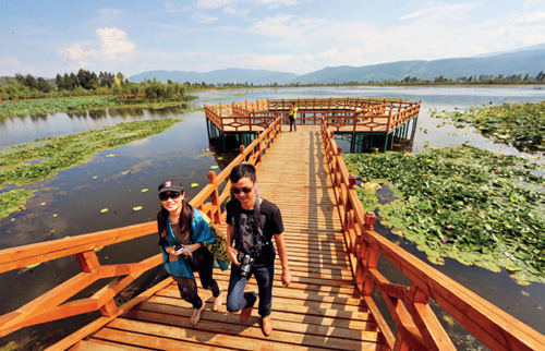 Tourists visit a wetland park on Erhai Lake. Improved sewage management has had a dramatic effect on water quality [CFP]