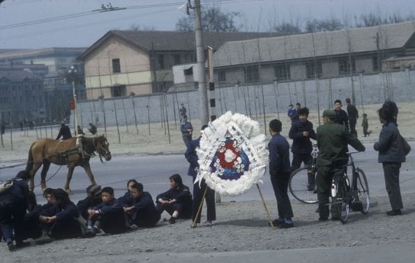 A group of students are taking a rest on their way to the Babaoshan cemetery to sweep tombs. 