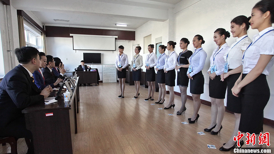 11月26日，南方航空在锦州辽宁工业大学举办辽宁站的首场招聘面试，近300名女大学生应聘乘务安全员的职位。[中新社发 李铁成 摄]