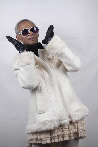 72-year-old Liu Qianping, also known as 'MaDiGaGa', poses for a modelling shoot in the southern Chinese city of Guangzhou Nov 24, 2012. [Photo/China Daily via Agencies]