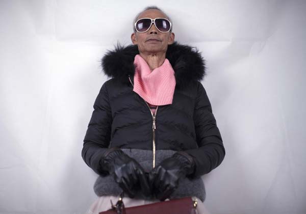 72-year-old Liu Qianping, also known as 'MaDiGaGa', poses for a modelling shoot in the southern Chinese city of Guangzhou Nov 24, 2012. [Photo/China Daily via Agencies]