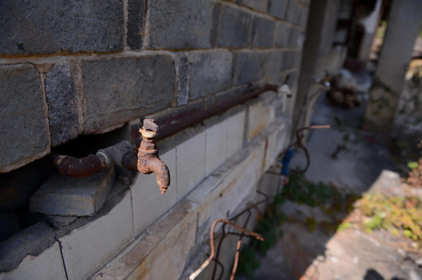 A water faucet is rusted after years of disuse in Nankeng village, Anyi county in East China's Jiangxi province on Nov 6, 2012. [Photo/Xinhua] 