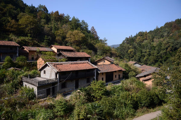 Empty houses dot deserted Nankeng village, Anyi county in East China's Jiangxi province on Nov 6, 2012. [Photo/Xinhua]