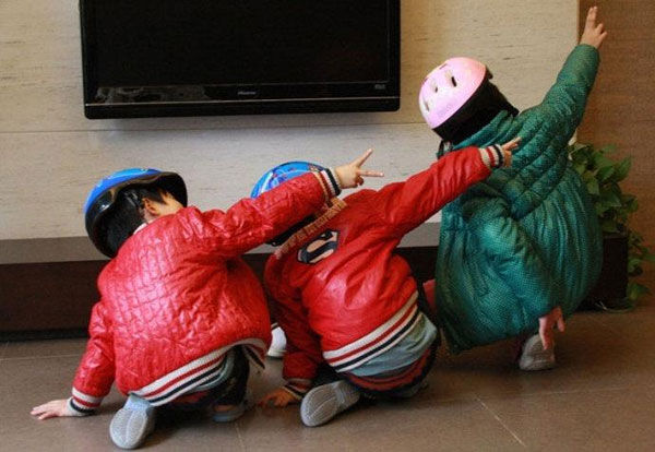 Three children imitate the gesture of commanders who directed the J-15 jet taking off from and landing on China's first aircraft carrier, the Liaoning on Sunday, November 25, 2012. [Photo/sohu.com]