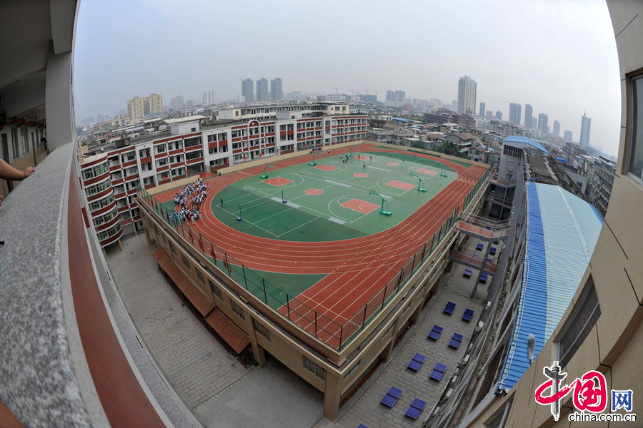 2012年11月27日，福建莆田，南门中学修建在教学楼顶的“空中操场”引人注目。图片来源:CFP/CFP