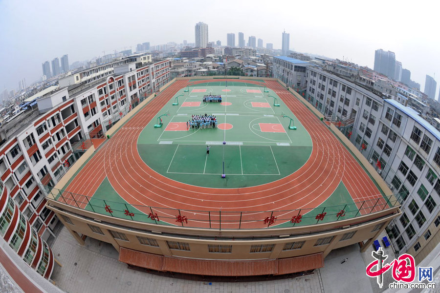 2012年11月27日，福建莆田，南门中学修建在教学楼顶的“空中操场”引人注目。图片来源:CFP/CFP