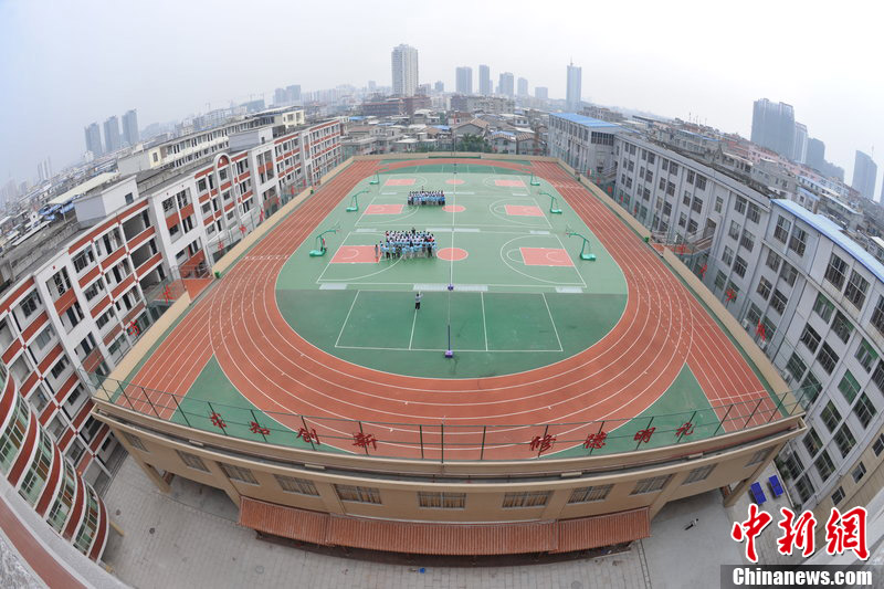 11月27日，福建莆田，南门中学修建在教学楼顶的“空中操场”引人注目。