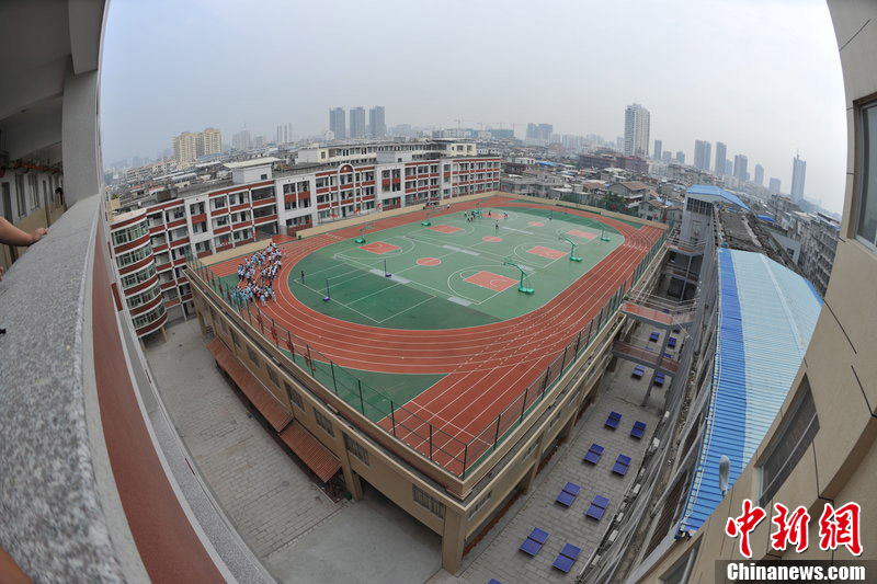 11月27日，福建莆田，南门中学修建在教学楼顶的“空中操场”引人注目。