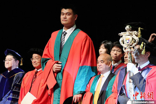 Former NBA superstar Yao Ming, center, accepts an honorary PHD in sociology at the University of Hong Kong, in Hong Kong on Tuesday, November 27, 2012. [Photo / Chinanews.com]