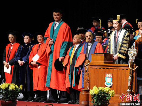 Former NBA superstar Yao Ming, center, accepts an honorary PhD in sociology at the University of Hong Kong in Hong Kong on Tuesday, November 27, 2012. [Photo/Chinanews.com] 