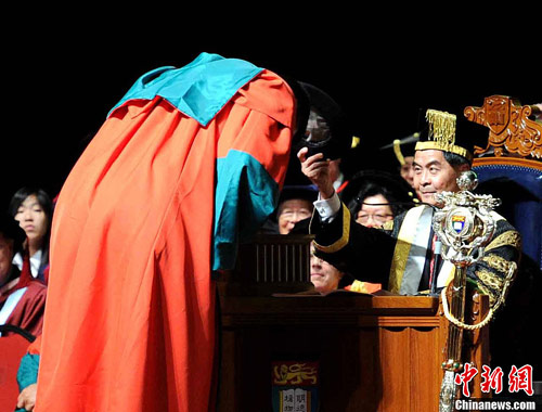 Leung Chun-ying, right, the Chief Executive of Hong Kong and also the Chancellor of the University of Hong Kong, grants Yao Ming an honorary PhD in sociology in Hong Kong on Tuesday, November 27, 2012. [Photo/Chinanews.com]