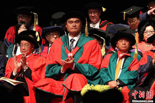 The former NBA superstar Yao Ming, center, applauds during the 187th Congregation of the University of Hong Kong in Hong Kong November 27, 2012. [Photo/Chinanews.com]