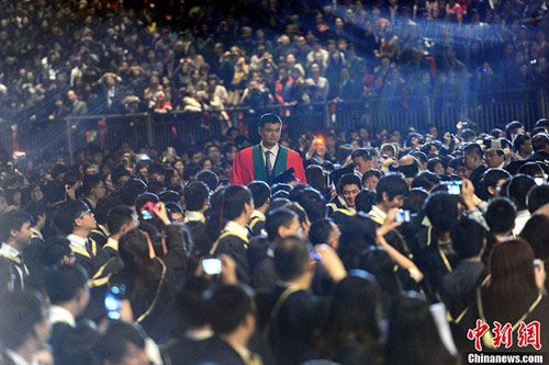 The former NBA superstar Yao Ming, center, goes toward the stage during the 187th Congregation of the University of Hong Kong in Hong Kong November 27, 2012. [Photo/Chinanews.com] 