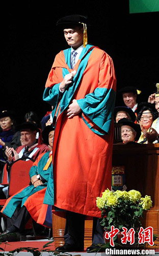 Former NBA superstar Yao Ming accepts an honorary PHD in sociology at the University of Hong Kong, in Hong Kong on Tuesday, November 27, 2012. [Photo/Chinanews.com]