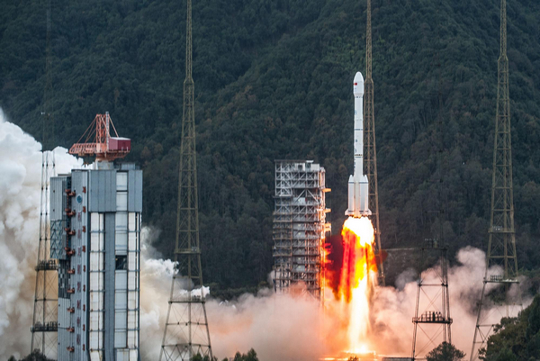 A Long March-3B carrier rocket is launched in Xichang, Southwest China's Sichuan province, Nov 27, 2012. China successfully sent a French-made communication satellite 'APSTAR-7B' into orbit with a Long March-3B carrier rocket launched from the Xichang Satellite Launch Center on Tuesday. [Photo/Xinhua]