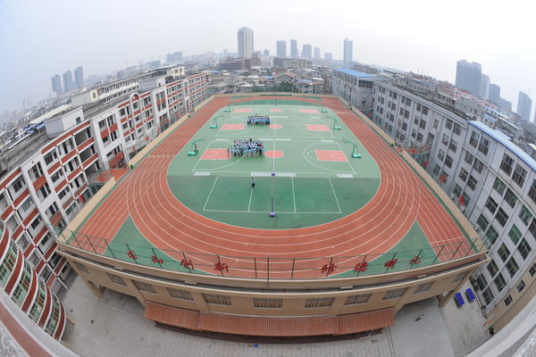 A newly built sports ground on top of a three-floor teaching building of Nanmen Middle School in Putian, South China's Fujian province on Nov 27, 2012.