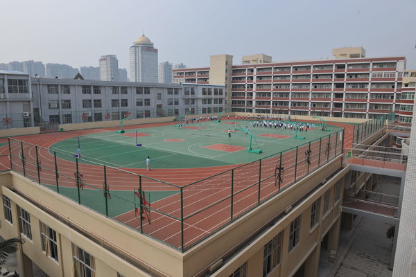 A newly built sports ground on top of a three-floor teaching building of Nanmen Middle School in Putian, South China's Fujian province on Nov 27, 2012. [Photo/CFP]