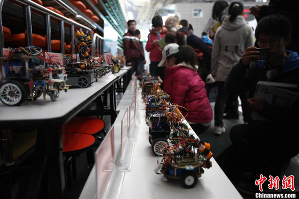 Robot show held in Qingdao
