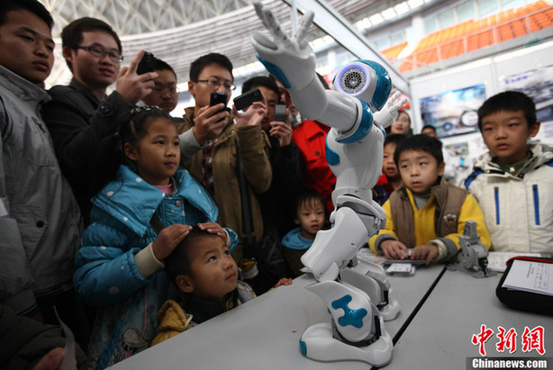 Robot show held in Qingdao