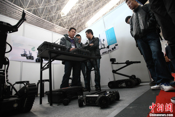 Robot show held in Qingdao