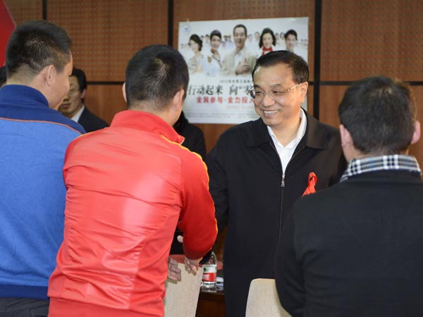 Vice-Premier Li Keqiang meets representatives of NGOs that are helping to combat HIV/AIDS in Beijing on Monday. Some of the representatives are HIV-positive. [Photo/China News Service]