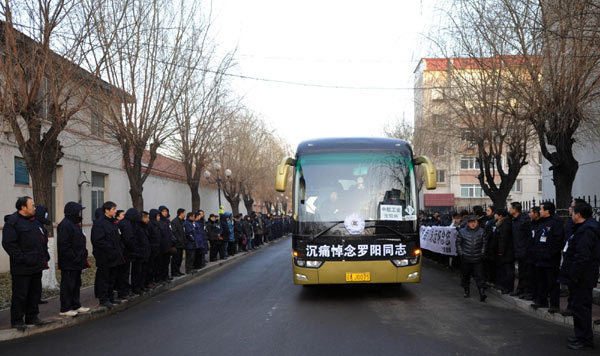 Colleagues from AVIC Shenyang Aircraft Corporation bid farewell to Luo Yang in Shenyang, Nov 29, 2012. [Photo/Xinhua]