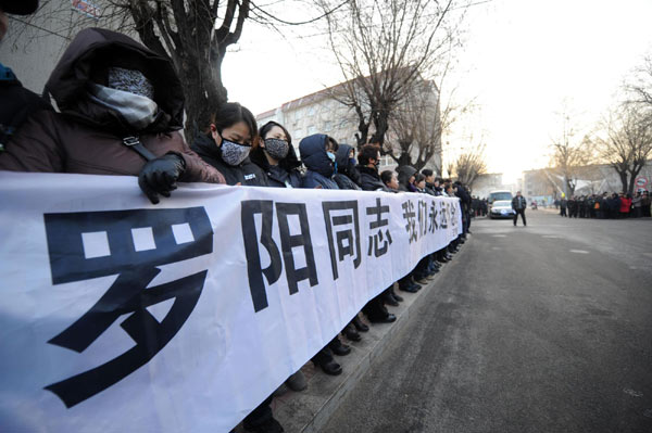 Colleagues from AVIC Shenyang Aircraft Corporation and local residents bid farewell to Luo Yang in Shenyang, Nov 29, 2012. [Photo/Xinhua]