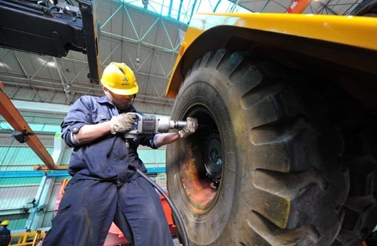 A workshop of Sany Heavy Industry Co Ltd in Changsha, Hunan province. Sany is set to move its headquarters and major business units from Changsha to Beijing, in a bid to globalize its operations. [Photo/Xinhua]  