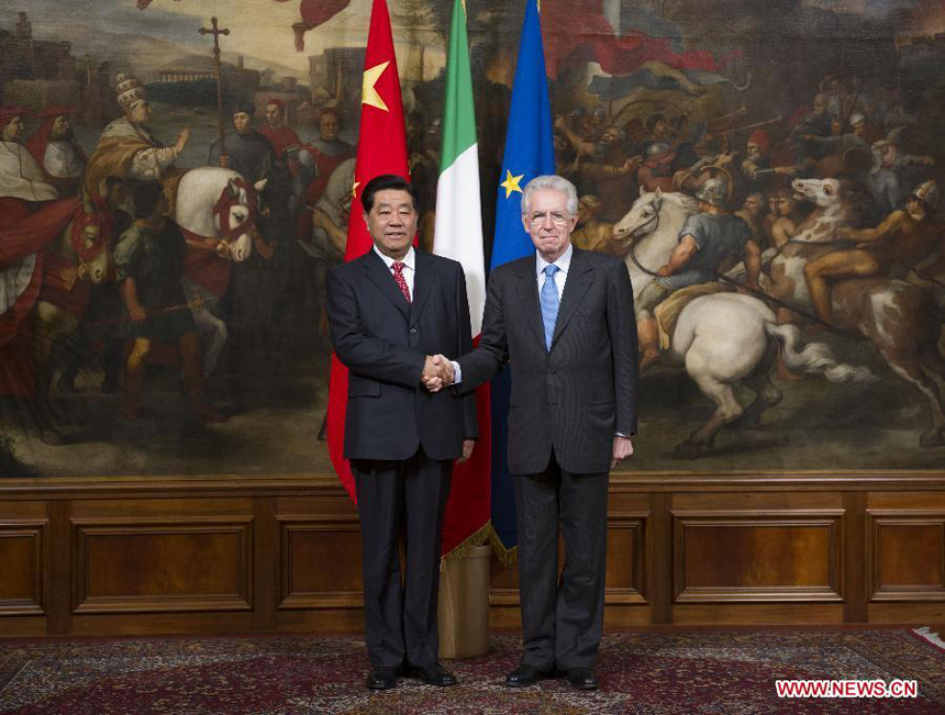 Jia Qinglin (L), chairman of the National Committee of the Chinese People&apos;s Political Consultative Conference, meets with Italian Prime Minister Mario Monti in Rome, capital of Italy, Nov. 28, 2012.