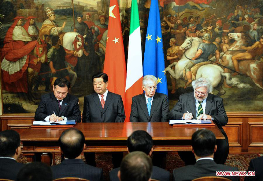 Jia Qinglin (2nd L), chairman of the National Committee of the Chinese People&apos;s Political Consultative Conference, and Italian Prime Minister Mario Monti (2nd R) attend a signing ceremony in Rome, capital of Italy, Nov. 28, 2012.