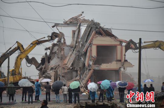 中国の高速道路の真ん中に建つ家  取り壊される