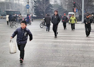 12月2日上午，在北京牛街的一个十字路口，行人硬闯红灯，其中不乏小孩。