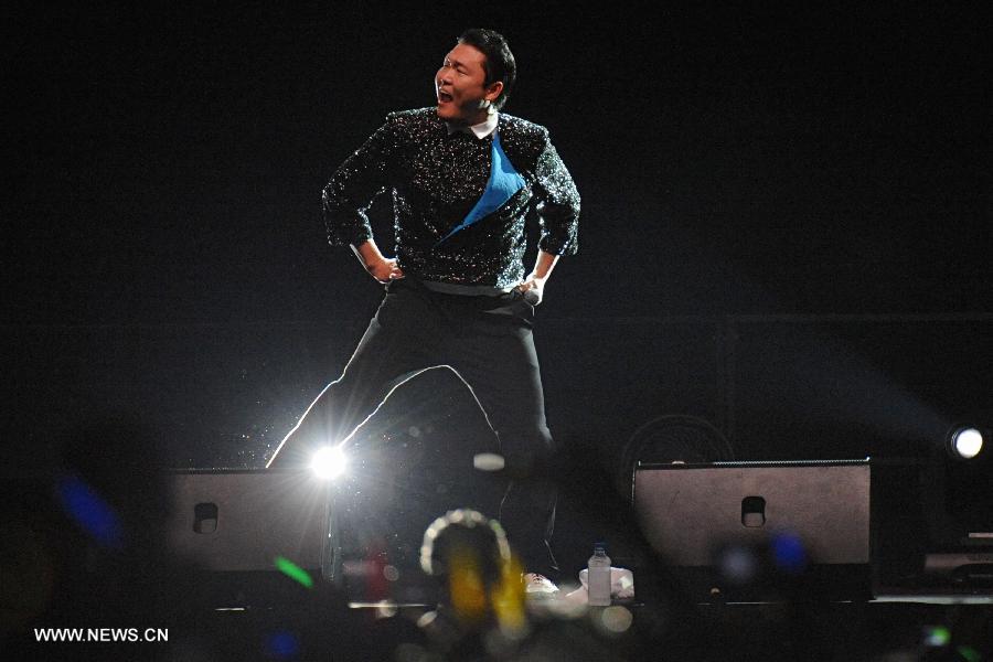 South Korean pop singer Psy performs the dance of 'Gangnam Style' in Singapore, Dec. 1, 2012. [Then Chih Wey/Xinhua]