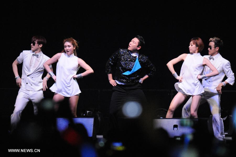 South Korean pop singer Psy (C) performs the dance of 'Gangnam Style' in Singapore, Dec. 1, 2012. [Then Chih Wey/Xinhua]