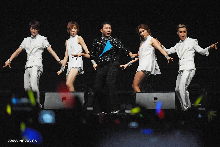 South Korean pop singer Psy (C) performs the dance of 'Gangnam Style' in Singapore, Dec. 1, 2012. [Then Chih Wey/Xinhua]