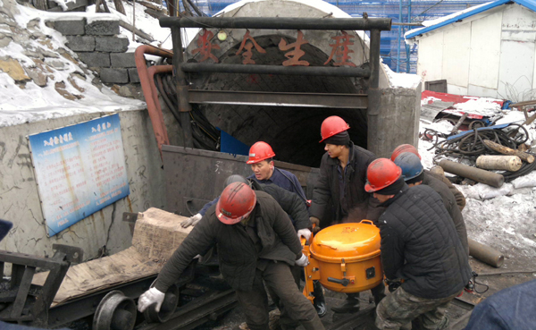 Rescuers send relief supplies to the underground after a coal mine was flooded in Qitaihe city, Northeast China's Heilongjiang province, Dec 2, 2012. [Xinhua]