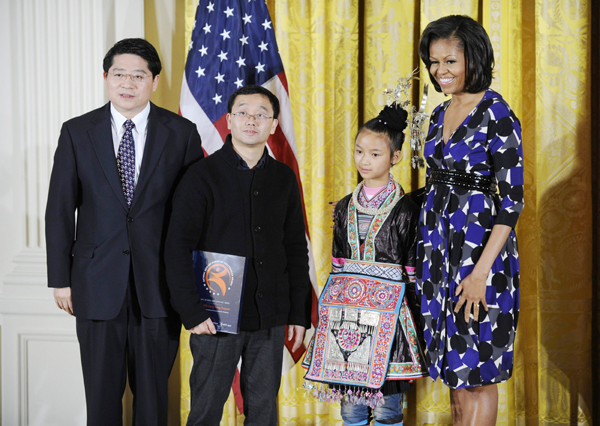 US first lady Michelle Obama presents an International Spotlight Award to a Chinese group in the White House for preserving the cultural heritage of the Dong ethnic group on Nov 19. To her left is Wu Lianyun, Ren Hexin and Deng Hongbo, deputy chief of mission and minister of the Chinese embassy in the US. [Zhang Jun/Xinhua]