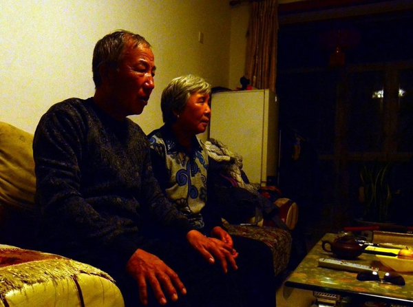 德春的父母在家中无助的等待。王流浪2012