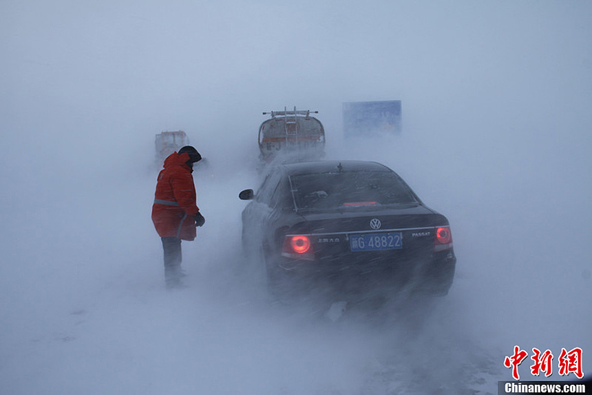 A cold front sweeps across China&apos;s northern region, bringing stong winds and big snowfall in the Xinjiang Uygur Autonomous Region. Tacheng and Yili areas see snow storms, which drag temperatures down by as much as 10 degrees Celsius.