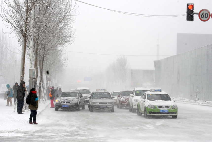 A cold front sweeps across China&apos;s northern region, bringing strong winds and big snowfall in Shenyang, Liaoning Province, on Dec. 3. Local governments reminded residents to make full preparation for the extreme weather. [Xinhua photo]