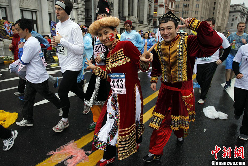 The cold and damp early yesterday didn&apos;t prevent more than 30,000 runners turning the 2012 Shanghai International Marathon into a sports carnival on Dec.2. The annual event attracted more than 5,000 foreign participants from 76 countries and regions, the Shanghai Administration of Sports said. 