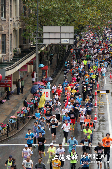 The cold and damp early yesterday didn&apos;t prevent more than 30,000 runners turning the 2012 Shanghai International Marathon into a sports carnival on Dec.2. The annual event attracted more than 5,000 foreign participants from 76 countries and regions, the Shanghai Administration of Sports said. 