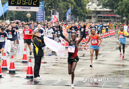 The cold and damp early yesterday didn&apos;t prevent more than 30,000 runners turning the 2012 Shanghai International Marathon into a sports carnival on Dec.2. The annual event attracted more than 5,000 foreign participants from 76 countries and regions, the Shanghai Administration of Sports said. 