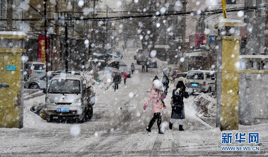 A cold front sweeps across China&apos;s northern region, bringing strong winds and big snowfall in Changchun, Jilin Province on Dec. 3. Local governments reminded residents to make full preparation for the extreme weather. 