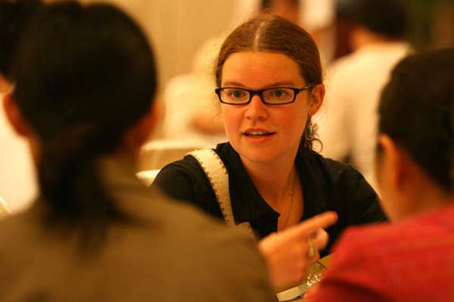 A British woman talking with a Chinese company&apos;s human resource officers at a talent fair in Nanjing, capital city of East China&apos;s Jiangsu province. A trend of talented foreigners joining Chinese companies is just beginning, analysts said. The vigorous Chinese economy, coupled with overseas expansion of many Chinese businesses, is creating many opportunities for skilled people worldwide. 